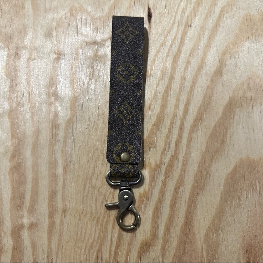 Keep it Gypsy upcycled key ring. Inside is a silver tooled leather. - Picture 5 of 6